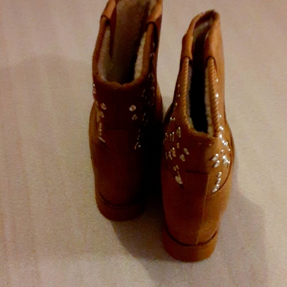 QUPID TAN ANKLE BOOTS WITH SILVER STUD IN SIZE 10 WITH FAUX FUR LINING - Picture 3 of 14